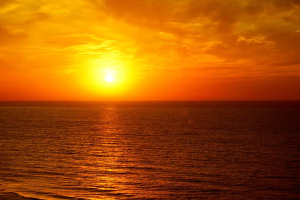 美丽的大海和夕阳西下的天空 色彩艳丽 — 图库照片
