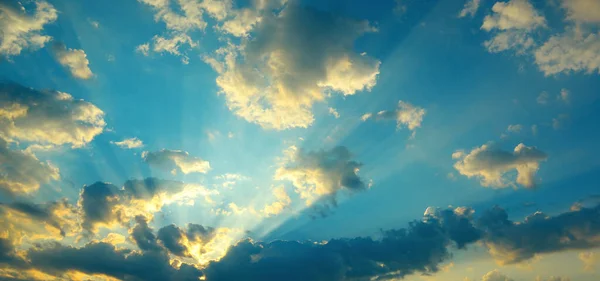 Epische Hemel Landschap Met Heldere Zon Achter Donkere Mooie Wolken — Stockfoto