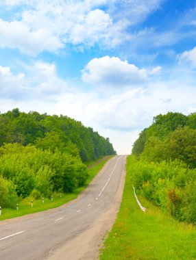 Kırsalda ve mavi gökyüzünde yükselmek için doğrudan yol