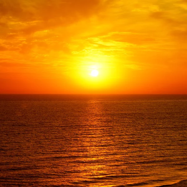 Oceano Fantástico Céu Por Sol Cores Vermelhas Brilhantes — Fotografia de Stock