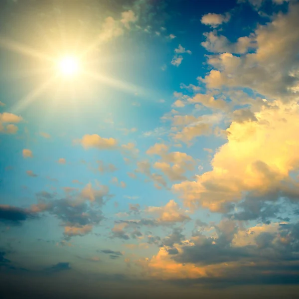 Episch Hemellandschap Met Heldere Zon Prachtige Wolken — Stockfoto