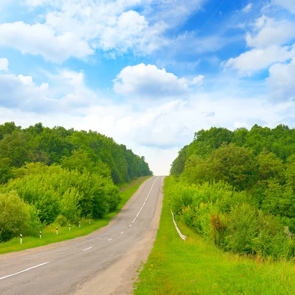 田舎と青空の中で上昇する直接道路 — ストック写真