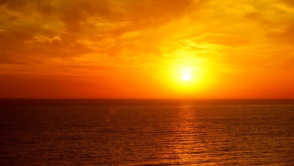 Oceano Fantástico Céu Por Sol Cores Vermelhas Brilhantes — Fotografia de Stock