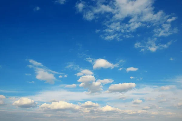 Weiße Flauschige Wolken Gegen Strahlend Azurblauen Himmel — Stockfoto