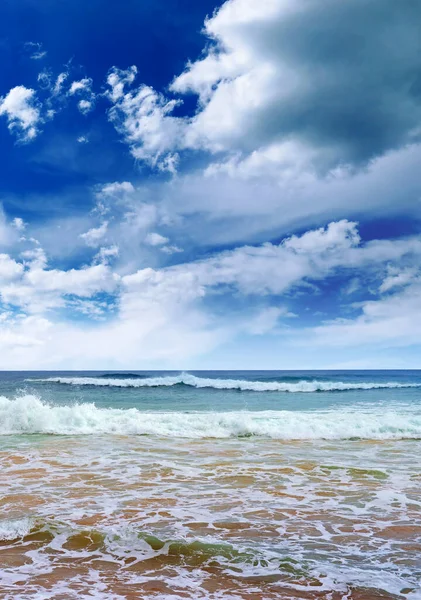 Vertical Bright Seascape White Clouds Blue Sky Beautiful Sea Surf —  Fotos de Stock