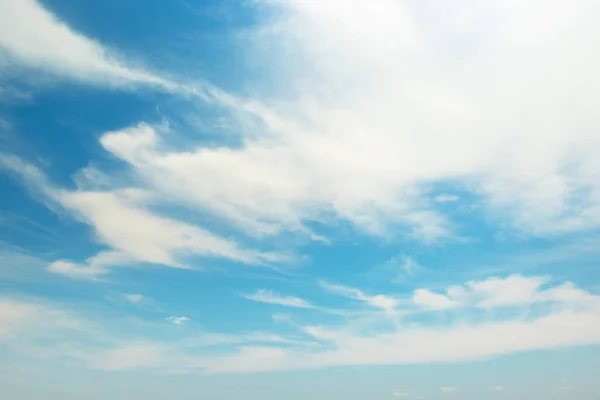 Parlak Mavi Yaz Gökyüzünde Beyaz Kabarık Bulutlar — Stok fotoğraf