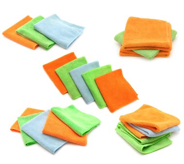 Beyaz arkaplanda izole edilmiş farklı açılardan gelen renkli kumaşlar mikrofiber.