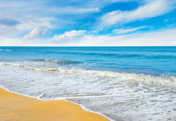 Bel Océan Lumineux Avec Petites Vagues Ciel Bleu — Photo