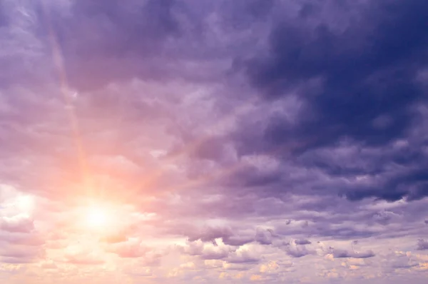 Helle Majestätische Morgendämmerung Gegen Grauen Stürmischen Himmel — Stockfoto