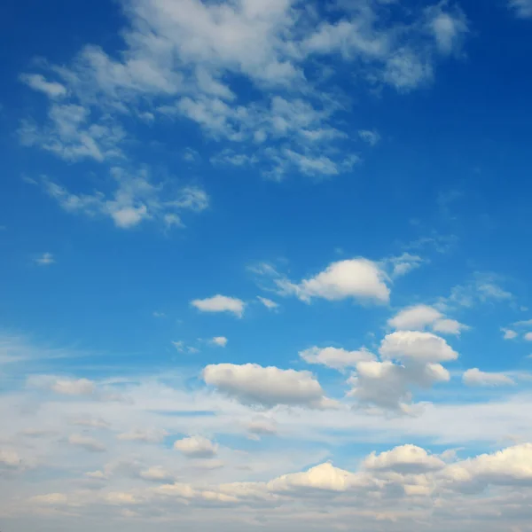 Witte Pluizige Wolken Tegen Heldere Azuurblauwe Lucht — Stockfoto