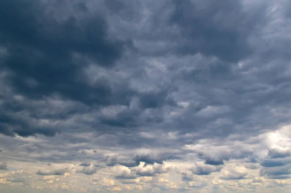Μαύρα Σύννεφα Καταιγίδας Και Φωτεινός Ορίζοντας Στον Ουρανό — Φωτογραφία Αρχείου