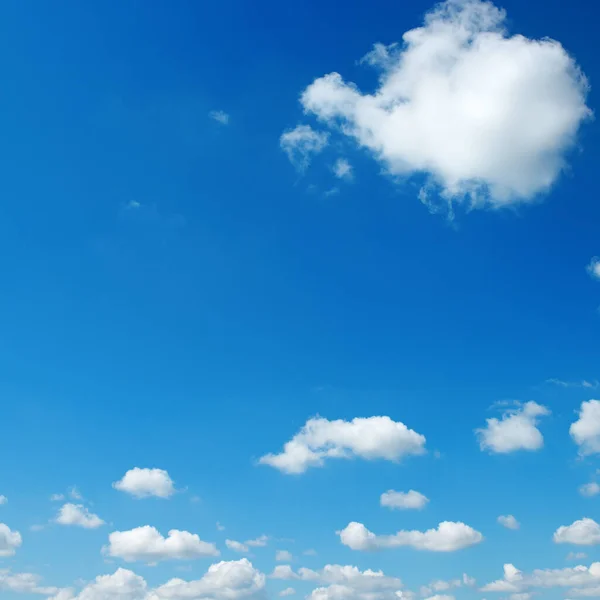 Céu Azul Brilhante Com Nuvens Brancas — Fotografia de Stock