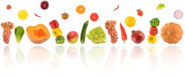 Düşen taze sebzeler ve meyvelerin beyaz arka planda izole edilmiş ışık yansıması.