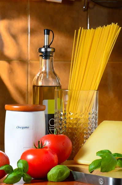 Špagety a rajčaty-zátiší — Stock fotografie