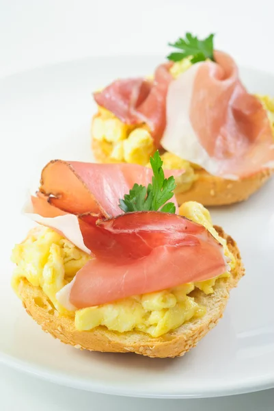 Sandwich prosciutto e uova — Foto Stock