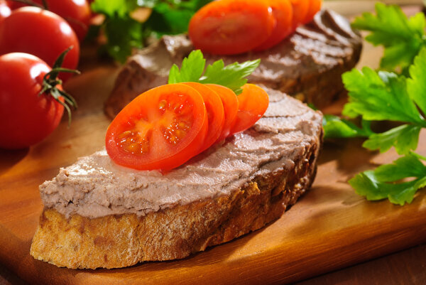 хлеб и паштет
