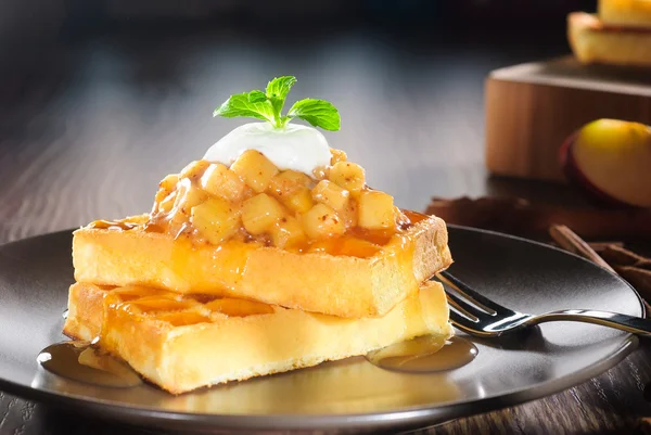 Waffles com cobertura de maçã — Fotografia de Stock