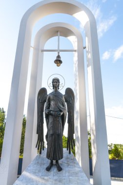 bir melek ve çan Anıtı