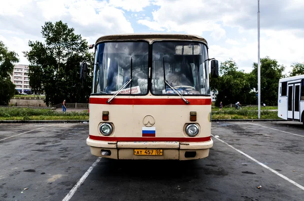 俄罗斯生产的旧公共汽车 — 图库照片