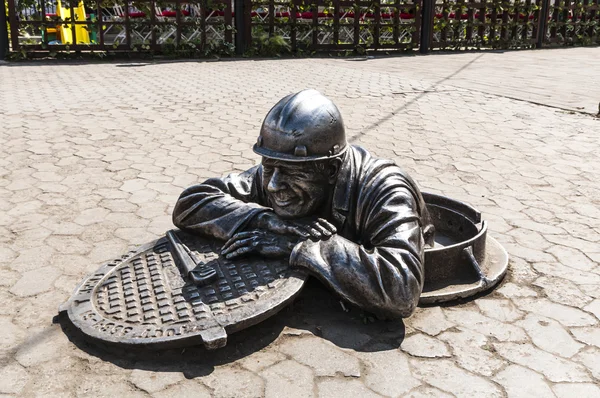 Sculpture plumber character Omsk — Stock Photo, Image