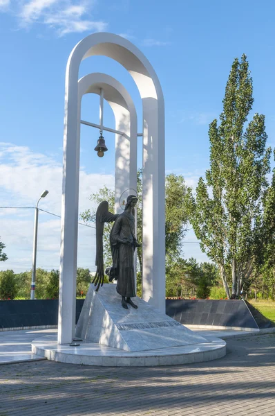 Monument met een engel en een belletje — Stockfoto