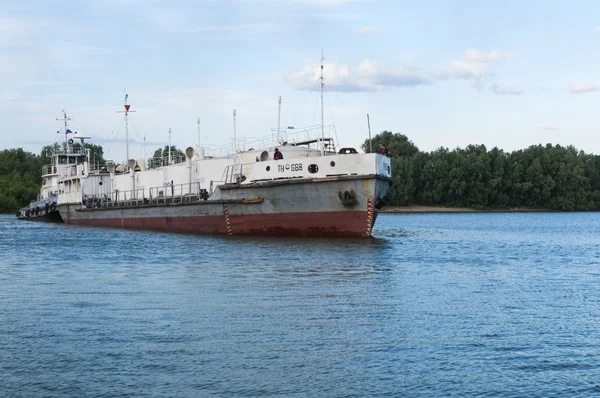 河驳船和货轮 — 图库照片