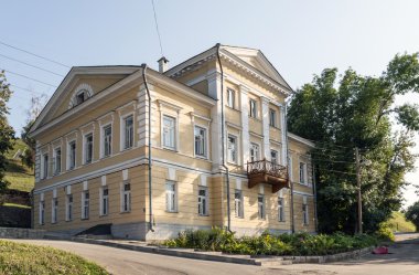 dağ altında klasik konak