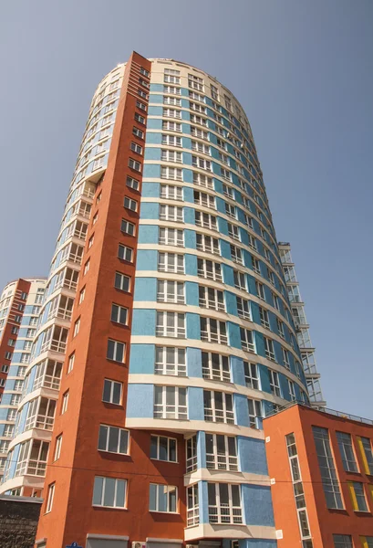 Moderno edificio de apartamentos de gran altura — Foto de Stock