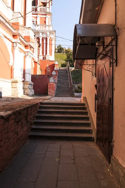 Treppe zwischen den alten Gebäuden — Stockfoto