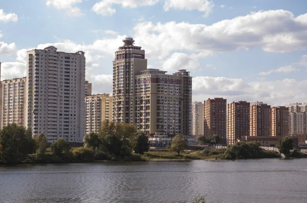 Moderno edificio de apartamentos de gran altura — Foto de Stock