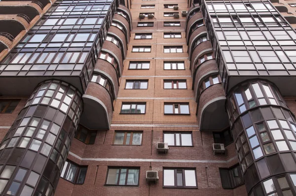 Modern high-rise apartment building — Stock Photo, Image