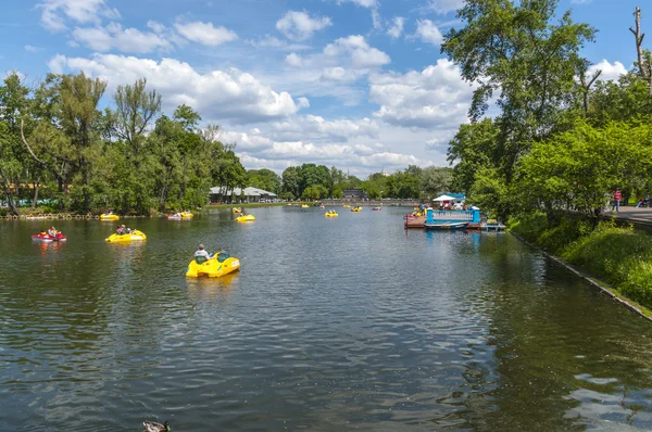 Dammen i parken sommaren. båtliv — Stockfoto