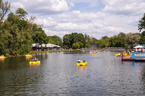 Dammen i parken sommaren. båtliv — Stockfoto