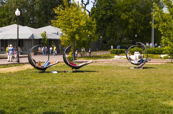 El descanso en el parque de la ciudad —  Fotos de Stock