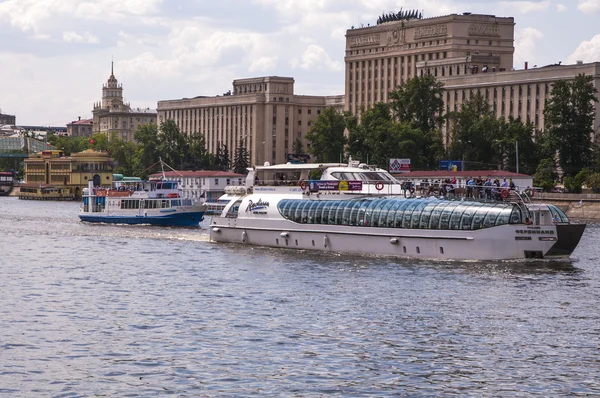 Barco de recreio no rio Moscou — Fotografia de Stock