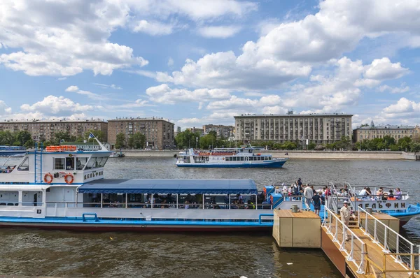 Barco de recreio no rio Moscou — Fotografia de Stock