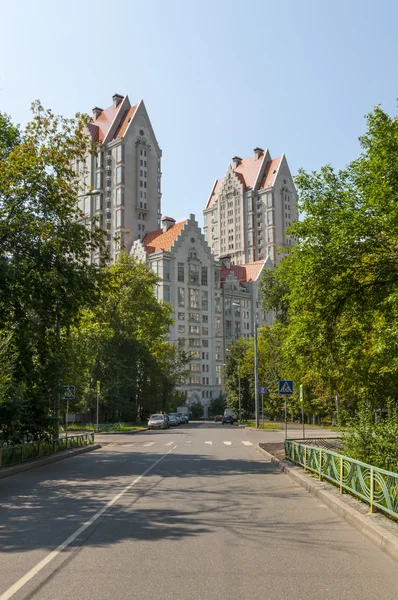 Modern high-rise apartment building — Stock Photo, Image