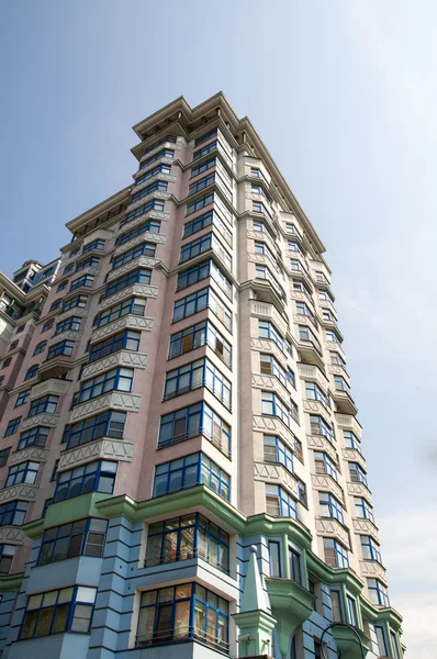 Modern yüksek katlı apartman — Stok fotoğraf
