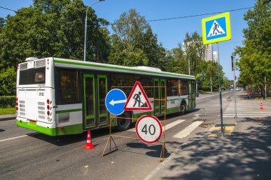 otobüs yol çalışmaları seyahat eder.
