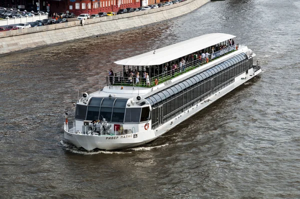 Barco de placer en el río Moscú — Foto de Stock