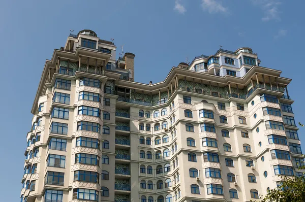 Modern high-rise apartment building — Stock Photo, Image