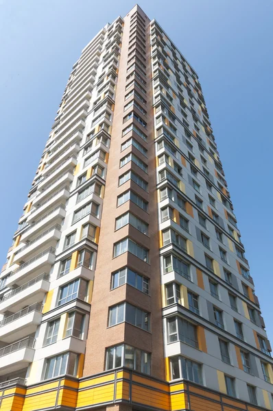 Moderne hoogbouw flatgebouw — Stockfoto