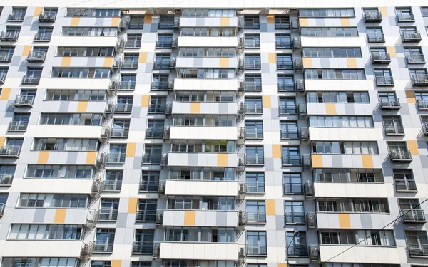 Edifício moderno de apartamentos altos — Fotografia de Stock