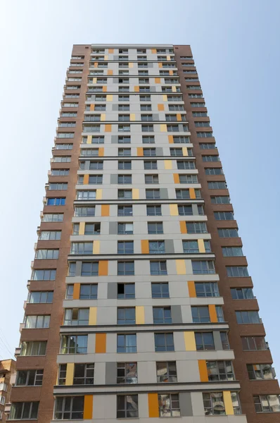 Moderno edificio de apartamentos de gran altura — Foto de Stock