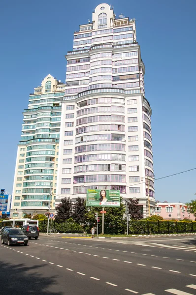 Moderno edificio de apartamentos de gran altura — Foto de Stock