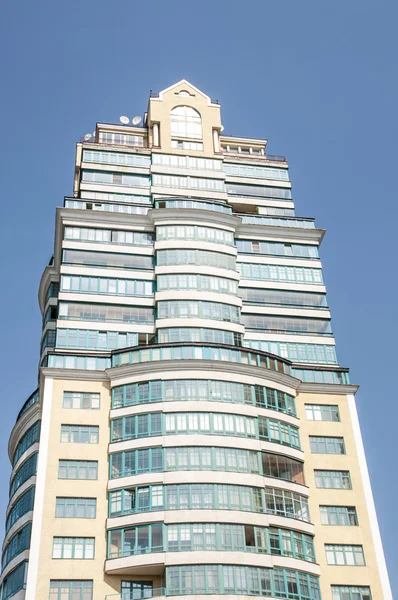 Moderno edificio de apartamentos de gran altura — Foto de Stock