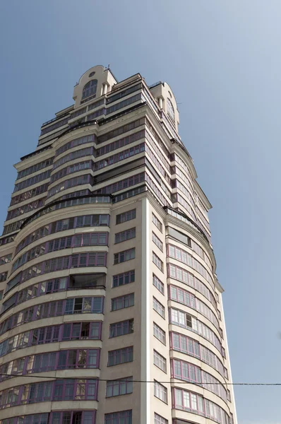 Edifício moderno de apartamentos altos — Fotografia de Stock