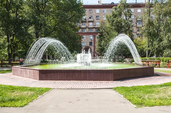 Fountain in the park — Stock Photo, Image