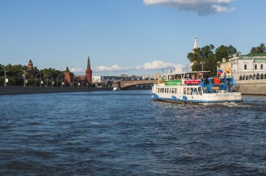 Moskova Nehri manzarası. Yaz kafe
