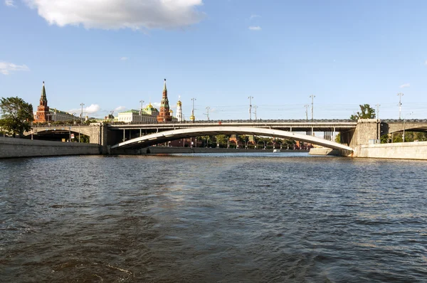 Московский речной пейзаж. Летнее кафе — стоковое фото